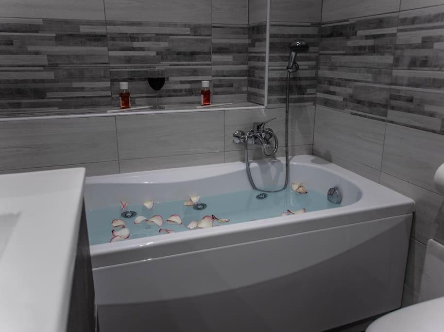 Ferienwohnung Modern Loft Center Of Turin + Jacuzzi 30M Metro Collegno Exterior foto