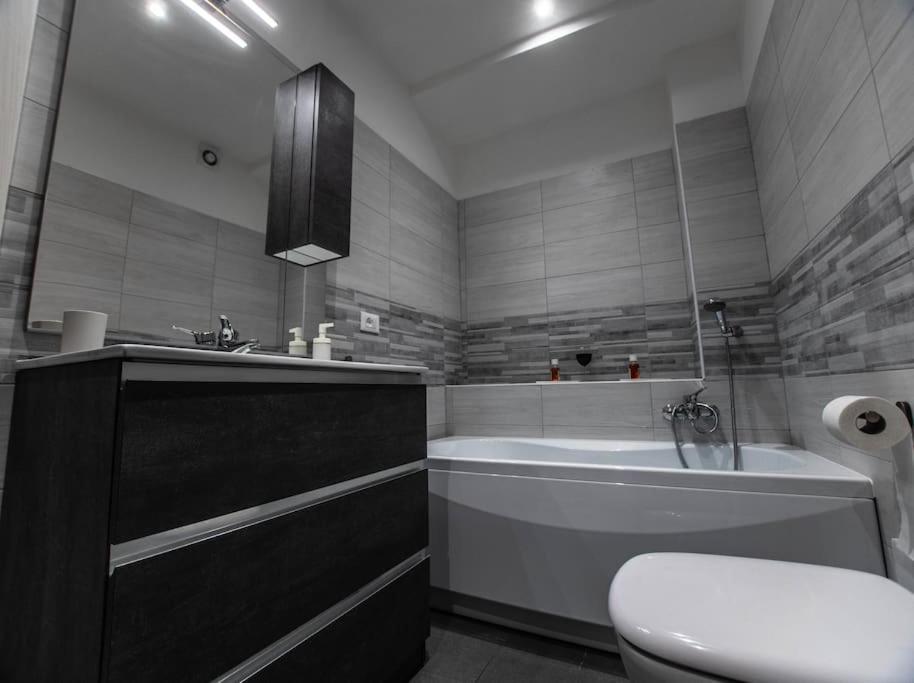 Ferienwohnung Modern Loft Center Of Turin + Jacuzzi 30M Metro Collegno Exterior foto